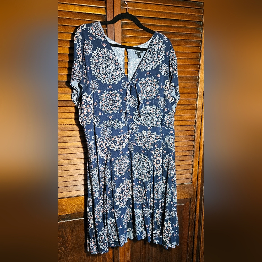 Torrid Dress with a v-neck and a floral/medallion pattern Size 3